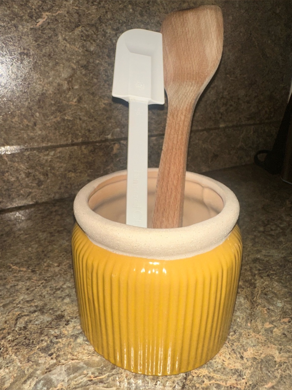 Honeybee Kitchen Bundle New with Spoon Holder & Rest/Cutting Board/Mitts/Holders - Picture 8 of 8